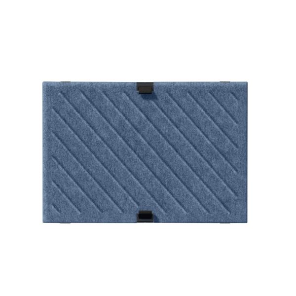 Rechteckiges blaues USM Haller Soft Panel 500x350 diagonal mit drei schwarzen Klammern, von oben auf weissem Hintergrund.