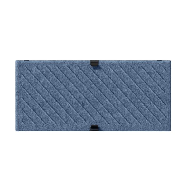 Rechteckiges blaues Filzpaneel mit diagonalen Rillen und drei schwarzen Klammern, Teil der Kollektion USM Haller Soft Panel 750x350 diagonal von USM Möbel, abgebildet auf weißem Hintergrund.