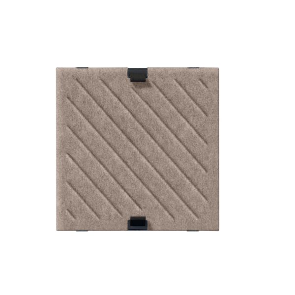Ein taupefarbenes USM Haller Soft Panel 350x350 mit diagonalen Rillen und drei schwarzen Randklammern, von oben gesehen, konzipiert für das magnetische USM Haller Möbelsystem.