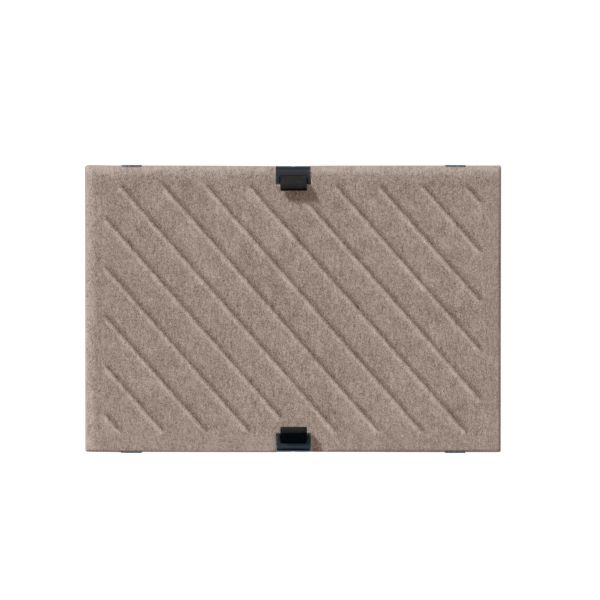 Rechteckiges USM Haller Soft Panel 500x350 diagonal (taupe) mit strukturierter Textiloberfläche, diagonalen Linien und drei schwarzen Clips von oben auf weissem Hintergrund. Perfekt für jedes Möbelbausystem.