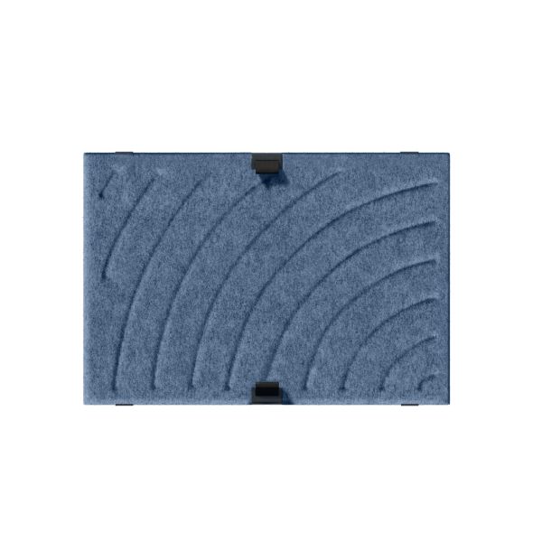 Rechteckige blaue USM Haller Soft Panel 500x350 rund (blau) Matte mit geschwungenen, geprägten Linien und drei schwarzen Klammern am oberen und unteren Rand.