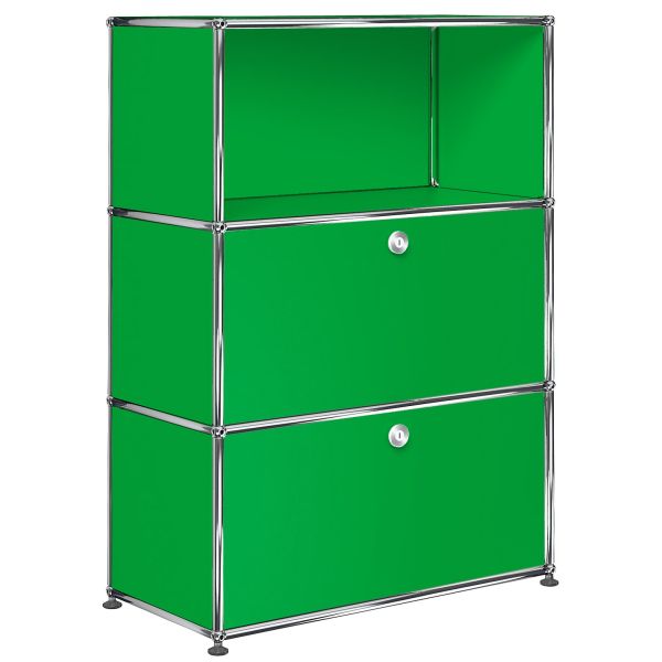 Grünes USM Haller Highboard mit einer Klapptür und einer Schublade, akzentuiert durch silberne Metallkanten. Das modulare Design bietet flexiblen Stauraum für jeden Raum.
