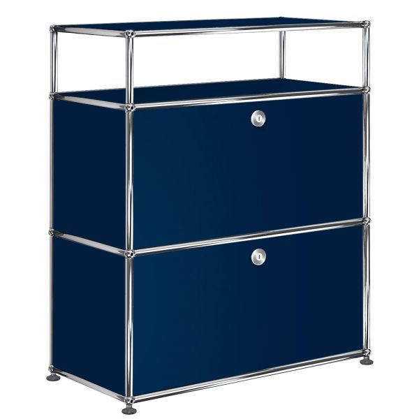 Das USM Haller Sideboard mit 2 Klappen und Aufbau in stahlblau bietet stilvollen Stauraum mit zwei sicheren Fächern und einer offenen Ablagefläche.