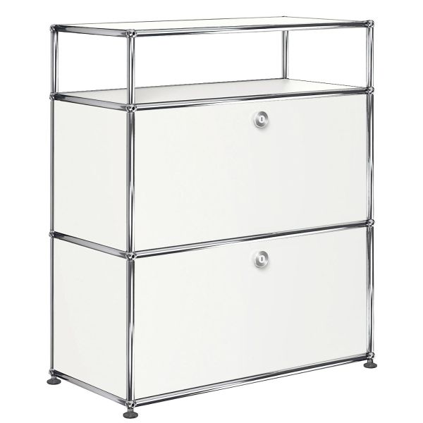 Das USM Haller Sideboard mit 2 Klappen und Aufbau aus weissem Metall bietet zwei geschlossene Fächer und eine offene Ablagefläche, die mit Chromkanten akzentuiert ist.