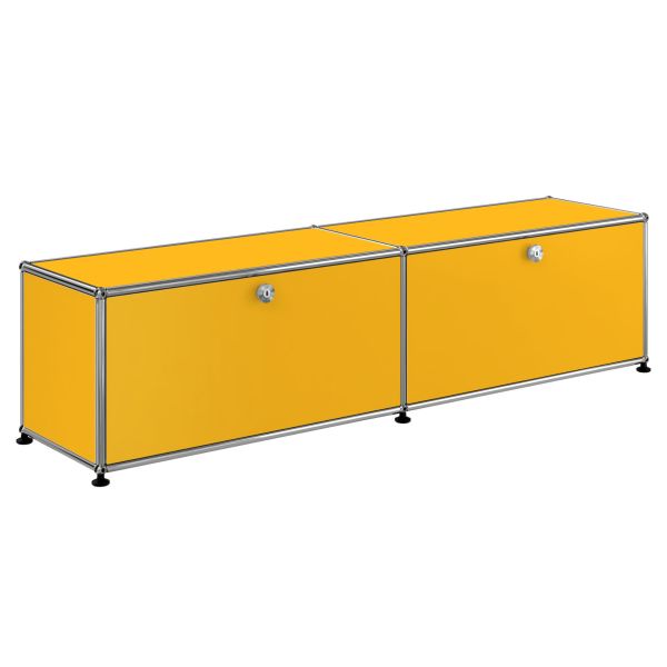 USM Haller Lowboard 2x1 mit 2 Klappen in goldgelb (RAL 1004), mit abschließbaren Fächern und schwarzen, höhenverstellbaren Füßen - ideal als stilvolles TV-Hi-Fi-Möbel oder Lowboard mit Klappen.