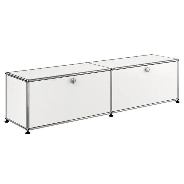 Das USM Haller Lowboard 2x1 mit 2 Klappen (reinweiß RAL 9010) besticht durch sein weißes, rechteckiges Design mit stabilem Metallrahmen - perfekt als TV-Hi-Fi-Möbel oder zur stilvollen Aufbewahrung.