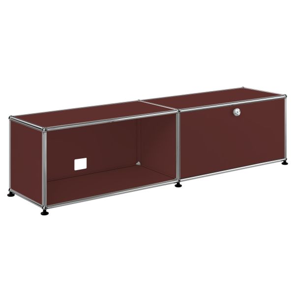 Die USM Haller TV/Hi-Fi 2x1 mit 1 Klappe (USM braun) hat einen rechteckigen braunen Metallrahmen, schwarze Füße und zwei Fächer - eines offen, eines mit Klappe.