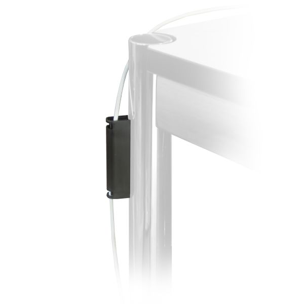 Ein Kabel läuft durch einen USM Haller Magnet-Kabelhalter, der an der Ecke eines weißen Schreibtisches befestigt ist und für eine saubere Kabelführung sorgt.