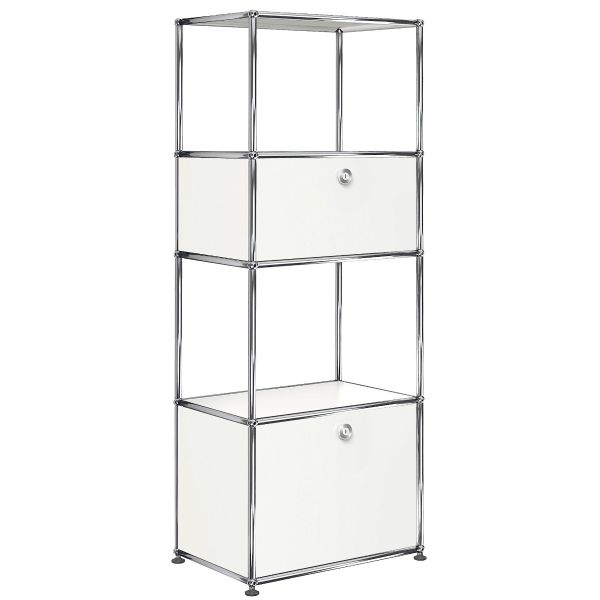 Der USM Haller Regal H143 B50 (reinweiss) ist ein hoher, weisser, modularer Schrank mit einem verchromten Gestell und drei Fächern, darunter zwei geschlossene Türen, die das zeitlose Design von USM Möbelbausysteme unterstreichen.