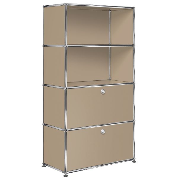 USM Haller Regal 1x4 mit 2 Klappen in USM beige: Oben zwei offene Fächer, unten zwei Klapptüren mit Knöpfen - ein vielseitiges, zeitloses Möbelstück.