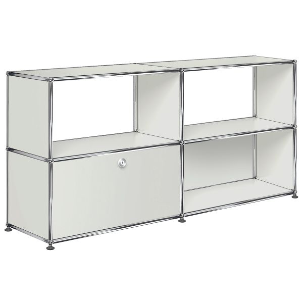 Ein modernes USM Haller Sideboard mit 1 Klappe in lichtgrau bietet klassisch geradliniges Design und stilvollen Stauraum mit offenen Fächern und einer Klappe unten links.