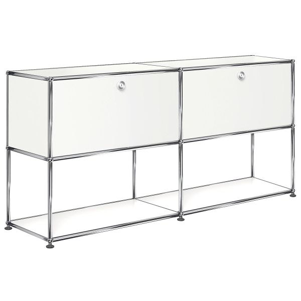 Ein modernes, reinweisses USM Haller Sideboard mit 2 offenen Fächern unten (reinweiss) mit einem verchromten Rahmen und vier Beinen.