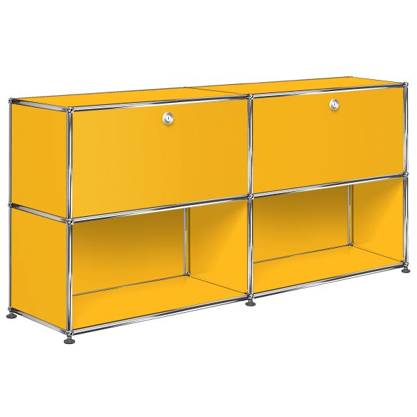 Ein goldgelbes USM Haller Sideboard mit 2 Klappen oben und 2 offenen Fächern unten bietet stilvollen Stauraum für jedes Ambiente.