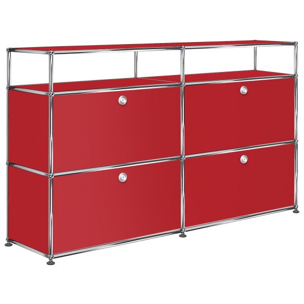 Das USM Haller Sideboard mit 4 Klappen und Aufbau in USM rubinrot verfügt über vier geschlossene Fächer und eine obere Ablage, die von verchromten Metallstäben umrahmt werden - eine Ikone des USM Möbeldesigns.