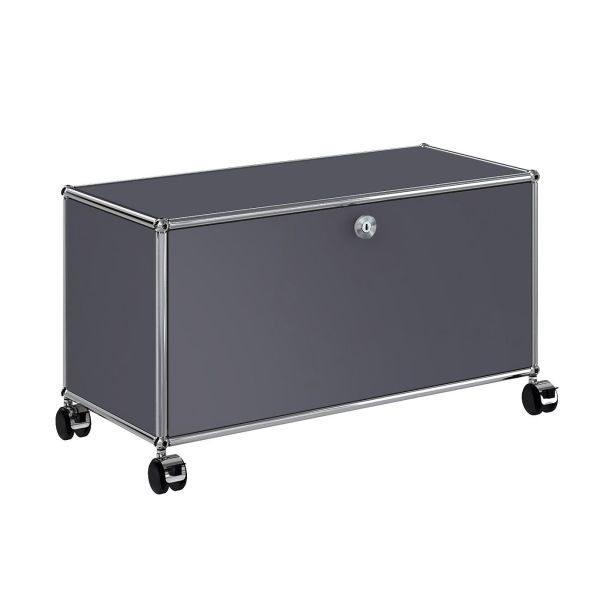 Das USM Haller TV-/Hi-Fi-Möbel mit 1 Klappe (anthrazitgrau) verfügt über einen Metallrahmen, Lenkrollen und ein Frontschloss - perfekt als flexible Aufbewahrungslösung für moderne Wohnräume.