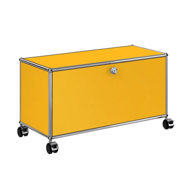 Das goldgelbe USM Haller TV-/Hi-Fi-Möbel mit 1 Klappe hat eine rechteckige Form, einen Metallrahmen, vier Räder und eine Frontverriegelung - ideal für die stilvolle Aufbewahrung in modernen Wohnräumen.