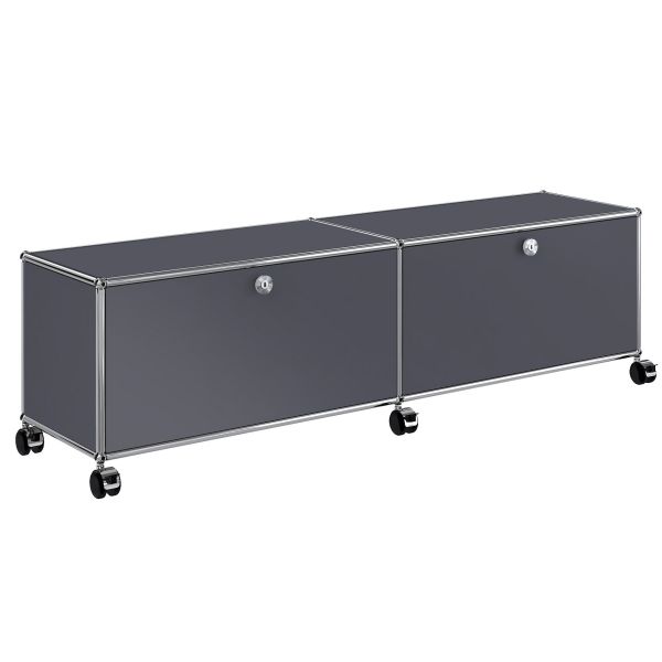 Zwei anthrazitgraue USM Haller TV-/Hi-Fi-Möbel mit zwei abklappbaren Türen, Chromrahmen und Rollen. Abschließbar, stilvoll und perfekt als modernes, mobiles TV-Möbel für Ihren Wohnbereich.