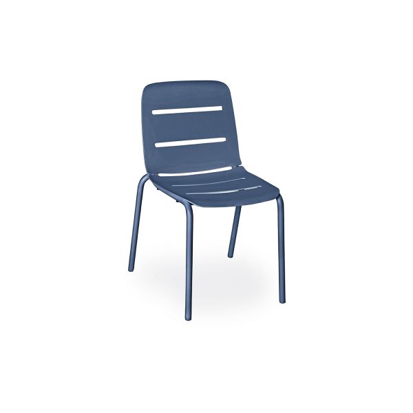 Der Vapio Stuhl (rauchblau) ist ein blauer Metallstuhl für den Außenbereich mit horizontalen Lamellen an Sitz und Rückenlehne, die vor einem weißen Hintergrund stehen.