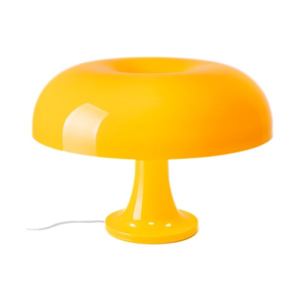 Die Tischleuchte „Nessino“ (gelb) besticht durch eine glänzende gelbe Oberfläche, einen breiten, abgerundeten Schirm und einen kurzen, zylindrischen Sockel, die an das italienische Design der 60er Jahre erinnern. Vom Sockel verläuft ein weißes Kabel, das 