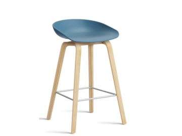 Barhocker About a Stool AAS 32 mit Gestell in eiche geseift und Sitzschale in azurblau