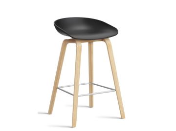 Barhocker About a Stool AAS 32 mit Gestell in eiche geseift und sitzschale in schwarz