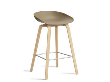 Barhocker About a Stool AAS 32 mit Gestell in eiche geseift und Sitzschale in clay