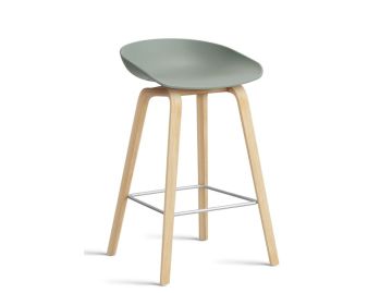 Barhocker About a Stool AAS 32 mit Gestell in eiche geseift und Sitzschale in fall green