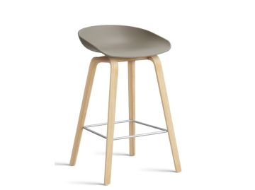 Barhocker About a Stool AAS 32 mit Gestell in eiche geseift und Sitzschale in khaki