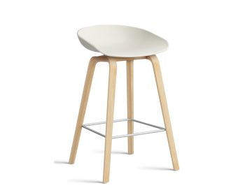 Barhocker About a Stool AAS 32 mit Gestell in eiche geseift und Sitzschale in melange cream