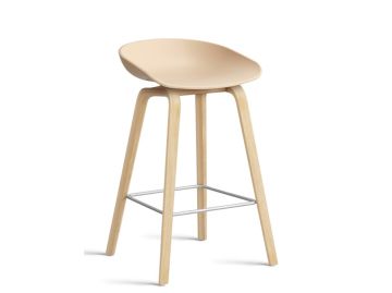 Barhocker About a Stool AAS 32 mit Gestell in eiche geseift und Sitzschale in pale beach