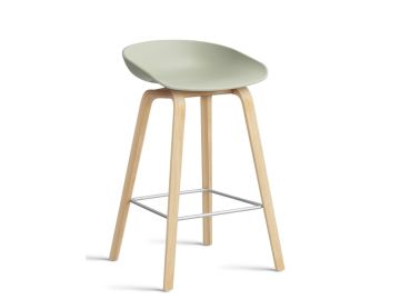 Barhocker About a Stool AAS 32 mit Gestell in eiche geseift und sitzschale in pastell green