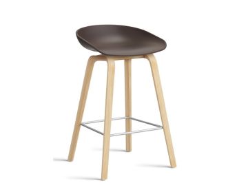 Barhocker About a Stool AAS 32 mit Gestell in eiche geseift und Sitzschale in raisin