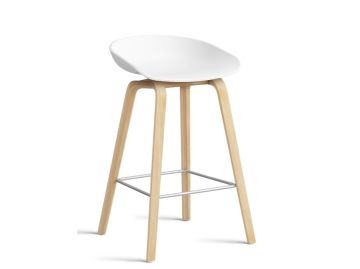 Barhocker About a Stool AAS 32 mit Gestell in eiche geseift und sitzschale inweiss