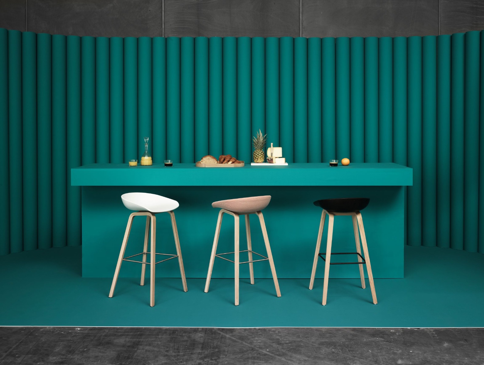 Drei About a Stool Barhocker von Hay