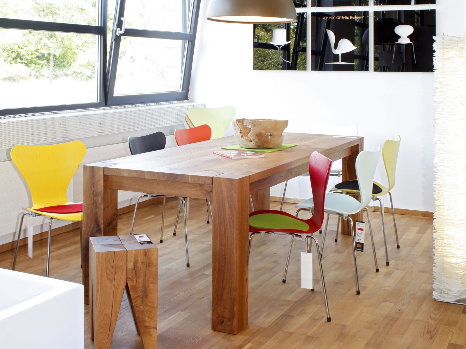 Sitzgruppe mit Hocker Big Foot und Stühlen von Vitra im WOHN-DESIGN Store