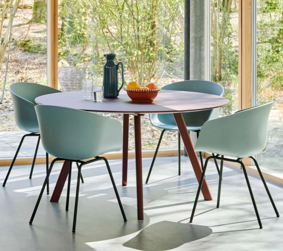 Stühle von Vitra im Arrangement