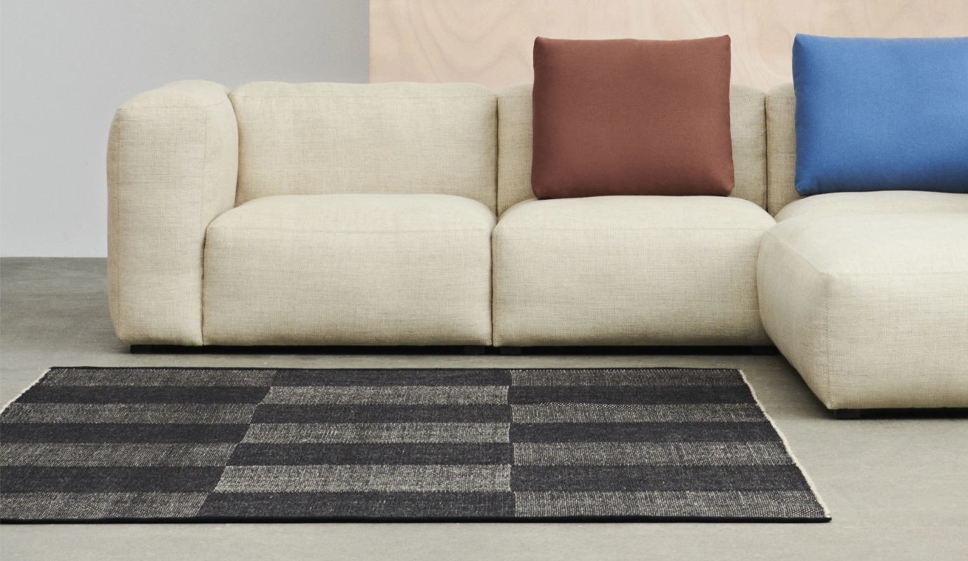Teppich vor einem Sofa