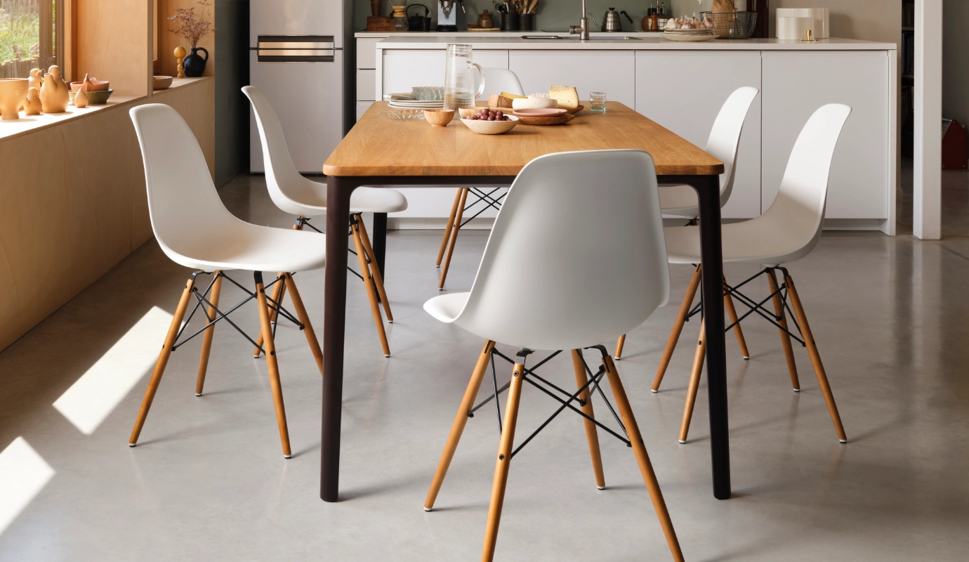 Stühle von Vitra im Arrangement