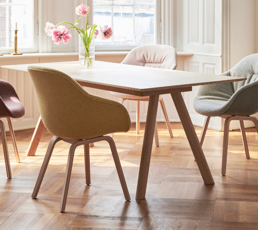 Tisch mit Sitzgelegenheiten von Hay